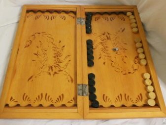 Різьблені нарди (26 фото): огляд моделей ручної роботи з геометричними бортами та інших, тонкощі виробництва дерев’яних різьблених нард