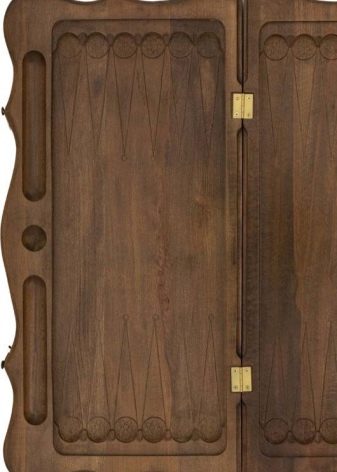 Різьблені нарди (26 фото): огляд моделей ручної роботи з геометричними бортами та інших, тонкощі виробництва дерев’яних різьблених нард