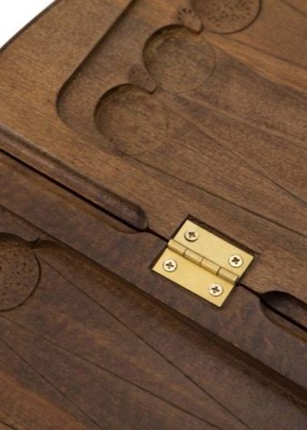 Різьблені нарди (26 фото): огляд моделей ручної роботи з геометричними бортами та інших, тонкощі виробництва дерев’яних різьблених нард