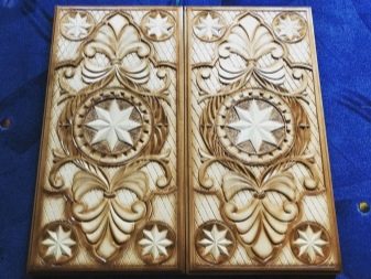 Різьблені нарди (26 фото): огляд моделей ручної роботи з геометричними бортами та інших, тонкощі виробництва дерев’яних різьблених нард