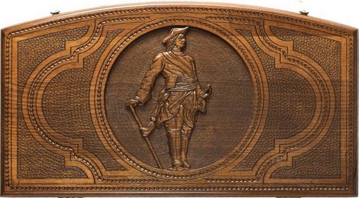 Різьблені нарди (26 фото): огляд моделей ручної роботи з геометричними бортами та інших, тонкощі виробництва дерев’яних різьблених нард