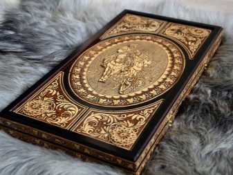 Різьблені нарди (26 фото): огляд моделей ручної роботи з геометричними бортами та інших, тонкощі виробництва дерев’яних різьблених нард