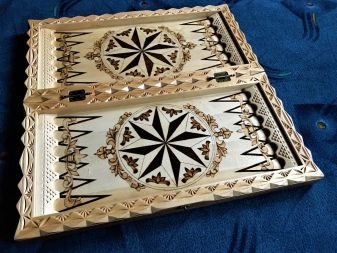 Різьблені нарди (26 фото): огляд моделей ручної роботи з геометричними бортами та інших, тонкощі виробництва дерев’яних різьблених нард