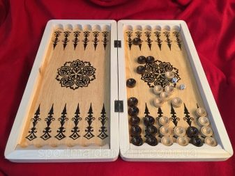 Різьблені нарди (26 фото): огляд моделей ручної роботи з геометричними бортами та інших, тонкощі виробництва дерев’яних різьблених нард