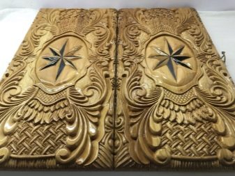 Різьблені нарди (26 фото): огляд моделей ручної роботи з геометричними бортами та інших, тонкощі виробництва дерев’яних різьблених нард