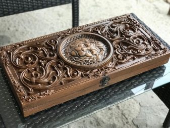 Різьблені нарди (26 фото): огляд моделей ручної роботи з геометричними бортами та інших, тонкощі виробництва дерев’яних різьблених нард