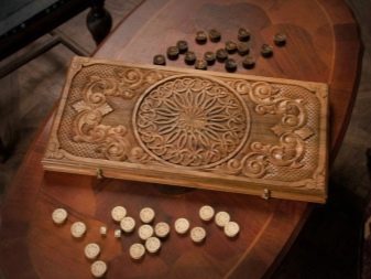 Різьблені нарди (26 фото): огляд моделей ручної роботи з геометричними бортами та інших, тонкощі виробництва дерев’яних різьблених нард