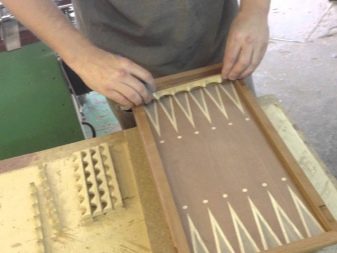 Різьблені нарди (26 фото): огляд моделей ручної роботи з геометричними бортами та інших, тонкощі виробництва дерев’яних різьблених нард