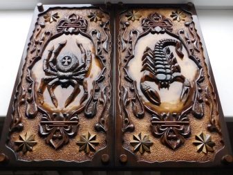 Різьблені нарди (26 фото): огляд моделей ручної роботи з геометричними бортами та інших, тонкощі виробництва дерев’яних різьблених нард