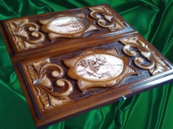 Різьблені нарди (26 фото): огляд моделей ручної роботи з геометричними бортами та інших, тонкощі виробництва дерев’яних різьблених нард