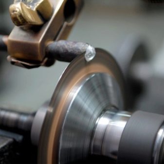 Різниця між алмазом і діамантом (21 фото): чим вони відрізняються один від одного? Що з них дорожче?