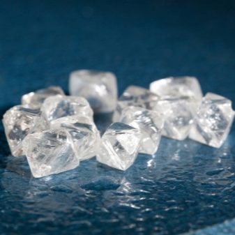 Різниця між алмазом і діамантом (21 фото): чим вони відрізняються один від одного? Що з них дорожче?