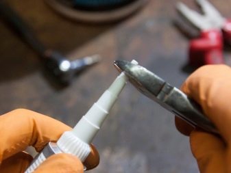 Ремонт акваріума (29 фото): що робити, якщо він потік по шву? Як відремонтувати акваріум своїми руками в домашніх умовах, щоб усунути текти?