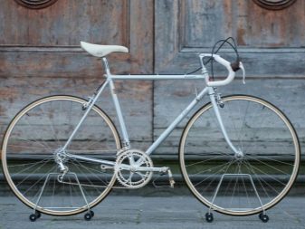 Ретровелосипед (28 фото): старовинний вінтажний жіночий велосипед з великим переднім колесом і кошиком, інші моделі