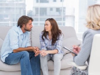 Ревнивий чоловік (16 фото): що робити, якщо чоловік дуже ревнує дружину до дитини або минулого без приводу? Поради психолога