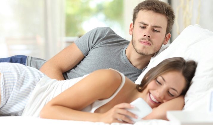 Ревнощі чоловіка (12 фото): що це таке і як проявляється? Чому жінку ревнує без приводу? Як реагувати на напади агресії?