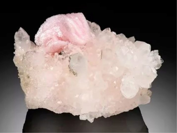Родохрозит (32 фото): кому підходить цей камінь? Які магічні і лікувальні властивості такого мінералу? Значення родохрозита для людини