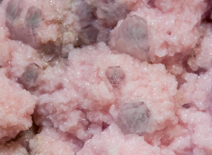 Родохрозит (32 фото): кому підходить цей камінь? Які магічні і лікувальні властивості такого мінералу? Значення родохрозита для людини