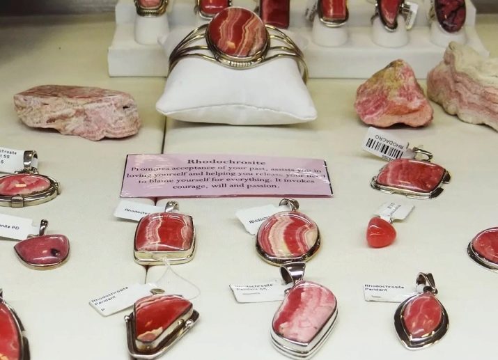 Родохрозит (32 фото): кому підходить цей камінь? Які магічні і лікувальні властивості такого мінералу? Значення родохрозита для людини