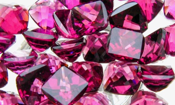 Родоліт (28 фото): що це за камінь? Дорогоцінний він чи ні? Магічні і лікувальні властивості рожевого граната