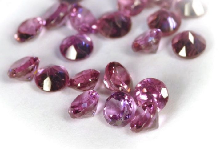 Родоліт (28 фото): що це за камінь? Дорогоцінний він чи ні? Магічні і лікувальні властивості рожевого граната