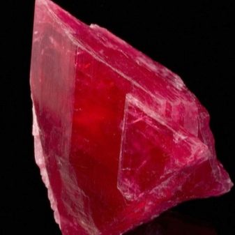 Родоліт (28 фото): що це за камінь? Дорогоцінний він чи ні? Магічні і лікувальні властивості рожевого граната