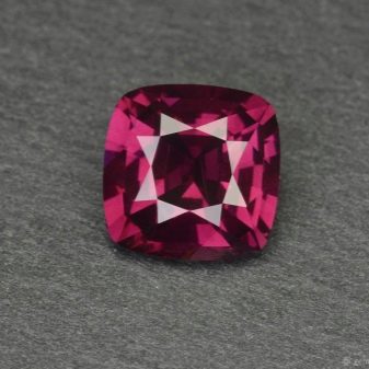 Родоліт (28 фото): що це за камінь? Дорогоцінний він чи ні? Магічні і лікувальні властивості рожевого граната