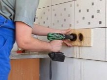 Розетки в кухні на фартуху (17 фото): висота установки розеток від підлоги на кухонному фартуху. Як їх заховати і які краще ставити?