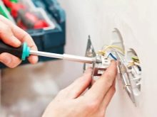 Розетки в кухні на фартуху (17 фото): висота установки розеток від підлоги на кухонному фартуху. Як їх заховати і які краще ставити?