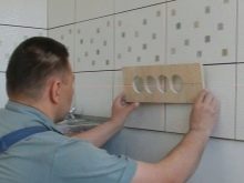 Розетки в кухні на фартуху (17 фото): висота установки розеток від підлоги на кухонному фартуху. Як їх заховати і які краще ставити?