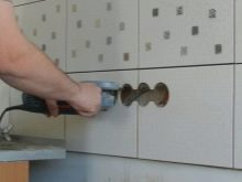 Розетки в кухні на фартуху (17 фото): висота установки розеток від підлоги на кухонному фартуху. Як їх заховати і які краще ставити?