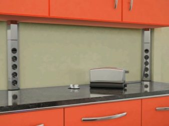 Розетки в кухні на фартуху (17 фото): висота установки розеток від підлоги на кухонному фартуху. Як їх заховати і які краще ставити?