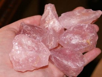 Рожеві камені (51 фото): назви дорогоцінних, напівкоштовних і виробних каменів рожевого кольору. Їх застосування у виготовленні ювелірних виробів