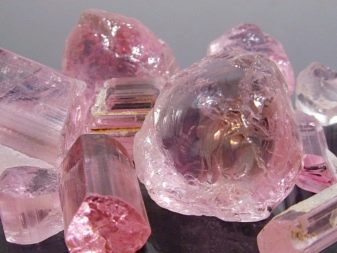 Рожеві камені (51 фото): назви дорогоцінних, напівкоштовних і виробних каменів рожевого кольору. Їх застосування у виготовленні ювелірних виробів