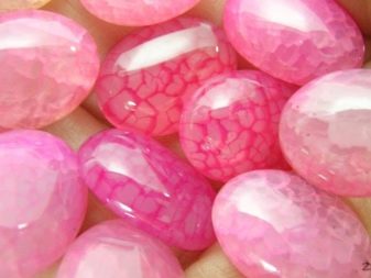 Рожеві камені (51 фото): назви дорогоцінних, напівкоштовних і виробних каменів рожевого кольору. Їх застосування у виготовленні ювелірних виробів