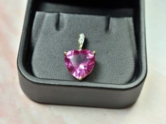 Рожеві камені (51 фото): назви дорогоцінних, напівкоштовних і виробних каменів рожевого кольору. Їх застосування у виготовленні ювелірних виробів