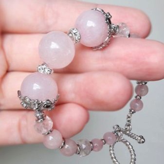 Рожеві камені (51 фото): назви дорогоцінних, напівкоштовних і виробних каменів рожевого кольору. Їх застосування у виготовленні ювелірних виробів