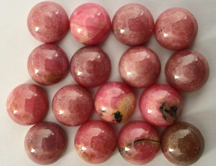 Рожеві камені (51 фото): назви дорогоцінних, напівкоштовних і виробних каменів рожевого кольору. Їх застосування у виготовленні ювелірних виробів