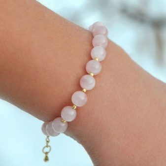 Рожеві камені (51 фото): назви дорогоцінних, напівкоштовних і виробних каменів рожевого кольору. Їх застосування у виготовленні ювелірних виробів