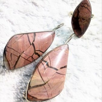 Рожеві камені (51 фото): назви дорогоцінних, напівкоштовних і виробних каменів рожевого кольору. Їх застосування у виготовленні ювелірних виробів