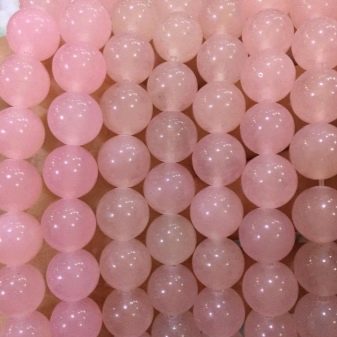 Рожеві камені (51 фото): назви дорогоцінних, напівкоштовних і виробних каменів рожевого кольору. Їх застосування у виготовленні ювелірних виробів