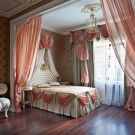 Рожеві штори в спальні (43 фото): сірий інтер’єр зі шторами ніжно-рожевого кольору і інші варіанти