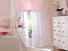 Рожеві штори в спальні (43 фото): сірий інтер’єр зі шторами ніжно-рожевого кольору і інші варіанти