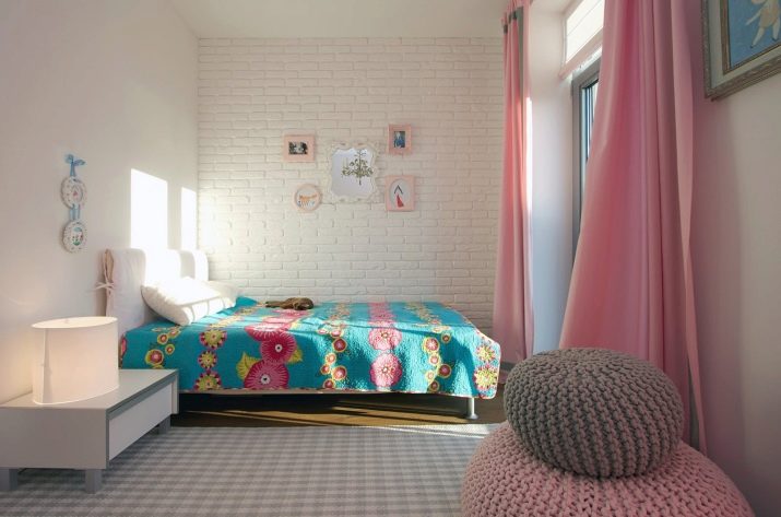 Рожеві штори в спальні (43 фото): сірий інтер’єр зі шторами ніжно-рожевого кольору і інші варіанти