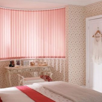 Рожеві штори в спальні (43 фото): сірий інтер’єр зі шторами ніжно-рожевого кольору і інші варіанти