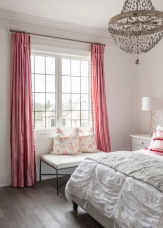 Рожеві штори в спальні (43 фото): сірий інтер’єр зі шторами ніжно-рожевого кольору і інші варіанти