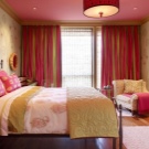 Рожеві штори в спальні (43 фото): сірий інтер’єр зі шторами ніжно-рожевого кольору і інші варіанти