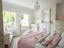 Рожева спальня (76 фото): кімната в сіро-рожевих пудрових, біло-рожевих і бежево-рожевих тонах, штори і шпалери в дизайні інтер’єру, поєднання з іншими кольорами