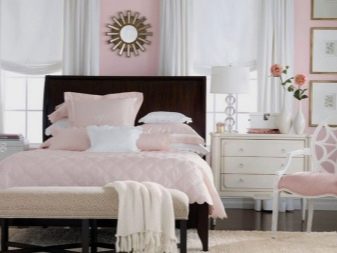 Рожева спальня (76 фото): кімната в сіро-рожевих пудрових, біло-рожевих і бежево-рожевих тонах, штори і шпалери в дизайні інтер’єру, поєднання з іншими кольорами
