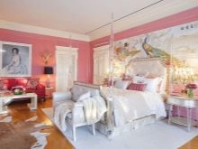 Рожева спальня (76 фото): кімната в сіро-рожевих пудрових, біло-рожевих і бежево-рожевих тонах, штори і шпалери в дизайні інтер’єру, поєднання з іншими кольорами